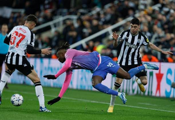 Newcastle United FC v AC Milan: Group F - UEFA Champions League 2023 24 Lewis Miley and Miguel Almiron of Newcastle United and Rafael Leao of AC Milan challenge during the UEFA Champions League match between Newcastle United FC and AC Milan at St. James Park on December 13, 2023 in Newcastle upon Tyne, United Kingdom. Newcastle upon Tyne St. James Park England United Kingdom Copyright: xRichardxSellers Sportsphoto APLx 13964129