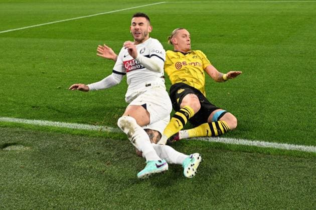 13 12 2023, xsltx, Football UEFA Champions League, Borussia Dortmund Paris St Germain PSG emspor, v l Marius Wolf Borussia Dortmund Lucas Hernandez FC Paris Saint Germain duel, action, action, battle for the ball DFL DFB REGULATIONS PROHIBIT ANY USE OF PHOTOGRAPHS as IMAGE SEQUENCES and or QUASI VIDEO Dortmund