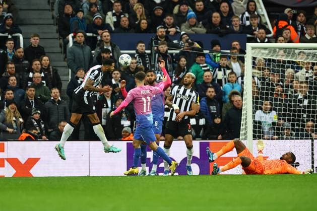 UEFA Champions League Newcastle United v AC Milan Jamaal Lascelles 6 of Newcastle United heads on goal during the UEFA Champions League match Newcastle United vs AC Milan at St. James s Park, Newcastle, United Kingdom, 13th December 2023 (Photo by Mark Cosgrove News Images) Newcastle St. James s Park Tyne and Wear United Kingdom Copyright: xMarkxCosgrove NewsxImagesx