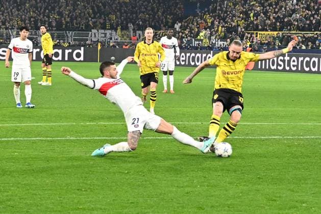 13 12 2023, xsltx, Football UEFA Champions League, Borussia Dortmund Paris St Germain PSG emspor, v l Lucas Hernandez FC Paris Saint Germain Marius Wolf Borussia Dortmund Zweikampf, Aktion, action, battle for the ball DFL DFB REGULATIONS PROHIBIT ANY USE OF PHOTOGRAPHS as IMAGE SEQUENCES and or QUASI VIDEO Dortmund