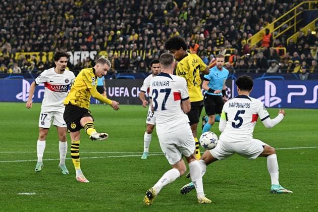13 12 2023, xsltx, Football UEFA Champions League, Borussia Dortmund Paris St Germain PSG emspor, v l Torchance Marco Reus Borussia Dortmund DFL DFB REGULATIONS PROHIBIT ANY USE OF PHOTOGRAPHS as IMAGE SEQUENCES and or QUASI VIDEO Dortmund