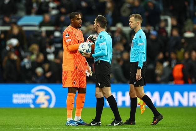 UEFA Champions League Newcastle United v AC Milan Mike Maignan 16 of AC Milan has words with the referee at half time during the UEFA Champions League match Newcastle United vs AC Milan at St. James s Park, Newcastle, United Kingdom, 13th December 2023 (Photo by Mark Cosgrove News Images) Newcastle St. James s Park Tyne and Wear United Kingdom Copyright: xMarkxCosgrove NewsxImagesx