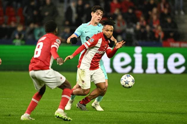 231213 R Antwerp FC vs FC Barcelona, Barca Chidera Ejuke of Antwerp battles for the ball with Hector Fort of Barcelona during a football game between Royal Antwerp FC and FC Barcelona on day 6 in Group H of the UEFA Champions League season 2023-2024 competition on December 13, 2023 in Antwerp, Belgium. (Photo by Maarten Straetemans Isosport) ANTWERP BELGIUM  Copyright: xx 424066