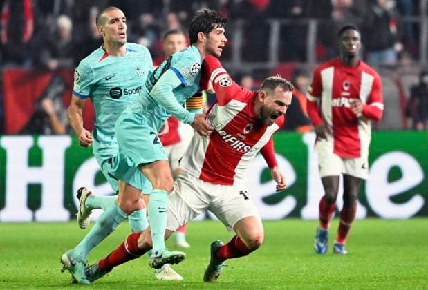 Royal Antwerp FC v FC Barcelona, Barca - UEFA Champions League DEURNE, BELGIUM - DECEMBER 13 : Roberto Sergi midfielder of FC Barcelona, Janssen Vincent forward of Antwerp FC during the UEFA Champions League group H match between Royal Antwerp FC and FC Barcelona on December 13, 2023 in Deurne, Belgium, 13 12 2023 Deurne Belgium  Copyright: xVincentxKalutx