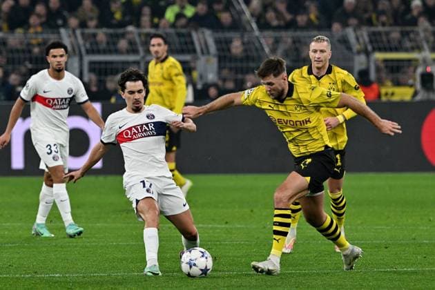 13 12 2023, xsltx, Football UEFA Champions League, Borussia Dortmund Paris St Germain PSG emspor, v l Vitinha FC Paris Saint Germain Niclas Füllkrug Borussia Dortmund Zweikampf, Aktion, action, battle for the ball DFL DFB REGULATIONS PROHIBIT ANY USE OF PHOTOGRAPHS as IMAGE SEQUENCES and or QUASI VIDEO Dortmund
