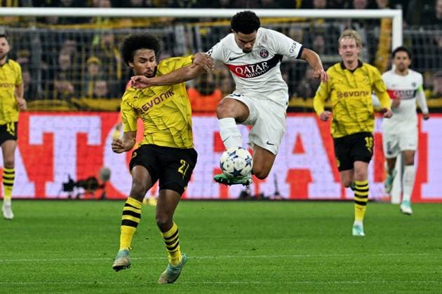 13 12 2023, xsltx, Football UEFA Champions League, Borussia Dortmund Paris St Germain PSG emspor, v l Karim Adeyemi Borussia Dortmund Waren Zaire Emery FC Paris Saint Germain Zweikampf, Aktion, action, battle for the ball DFL DFB REGULATIONS PROHIBIT ANY USE OF PHOTOGRAPHS as IMAGE SEQUENCES and or QUASI VIDEO Dortmund