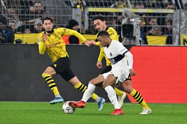 13 12 2023, xsltx, Football UEFA Champions League, Borussia Dortmund Paris St Germain PSG emspor, v l Ramy Bensebaini Borussia Dortmund Mats Hummels Borussia Dortmund Kylian Mbappe FC Paris Saint Germain duel, action, action, battle for the ball DFL DFB REGULATIONS PROHIBIT ANY USE OF PHOTOGRAPHS as IMAGE SEQUENCES and or QUASI VIDEO Dortmund