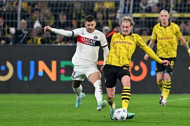 13 12 2023, xsltx, Football UEFA Champions League, Borussia Dortmund Paris St Germain PSG emspor, v l Lucas Hernandez FC Paris Saint Germain Julian Brandt Borussia Dortmund Zweikampf, Aktion, action, battle for the ball DFL DFB REGULATIONS PROHIBIT ANY USE OF PHOTOGRAPHS as IMAGE SEQUENCES and or QUASI VIDEO Dortmund