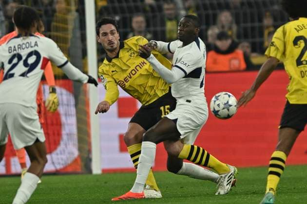 from left in duel Mats Hummels 15, Borussia Dortmund Randal Kolo Muani 23, Paris Saint Germain 13 12 2023 Soccer, Champions League, Borussia Dortmund vs Paris St Germain, Signal Iduna Park, Dortmund, NRW Germany Copyright: xpepphotox xHorstxMauelshagenx pep00321, pep_20231213_hm