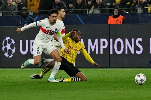 13 12 2023, xsltx, Football UEFA Champions League, Borussia Dortmund Paris St Germain PSG emspor, v l Marquinhos FC Paris Saint Germain Jamie Bynoe Gittens Borussia Dortmund duel, action, action, battle for the ball DFL DFB REGULATIONS PROHIBIT ANY USE OF PHOTOGRAPHS as IMAGE SEQUENCES and or QUASI VIDEO Dortmund