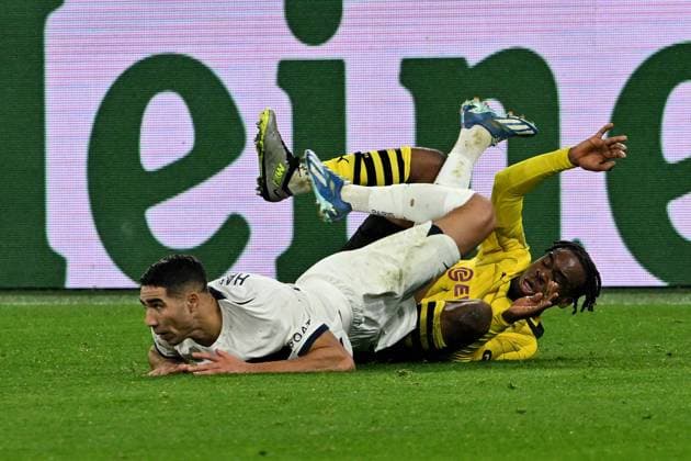 13 12 2023, xsltx, Football UEFA Champions League, Borussia Dortmund Paris St Germain PSG emspor, v l Achraf Hakimi FC Paris Saint Germain Jamie Bynoe Gittens Borussia Dortmund duel, action, action, battle for the ball DFL DFB REGULATIONS PROHIBIT ANY USE OF PHOTOGRAPHS as IMAGE SEQUENCES and or QUASI VIDEO Dortmund