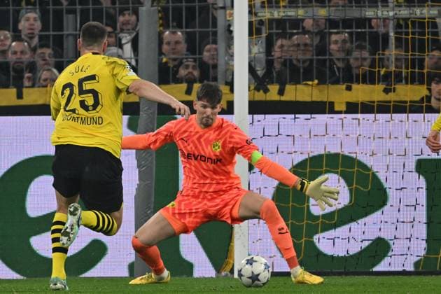 13 12 2023, xsltx, Football UEFA Champions League, Borussia Dortmund Paris St Germain PSG emspor, v l Niklas Suele Borussia Dortmund Gregor Kobel Borussia Dortmund DFL DFB REGULATIONS PROHIBIT ANY USE OF PHOTOGRAPHS as IMAGE SEQUENCES and or QUASI VIDEO Dortmund