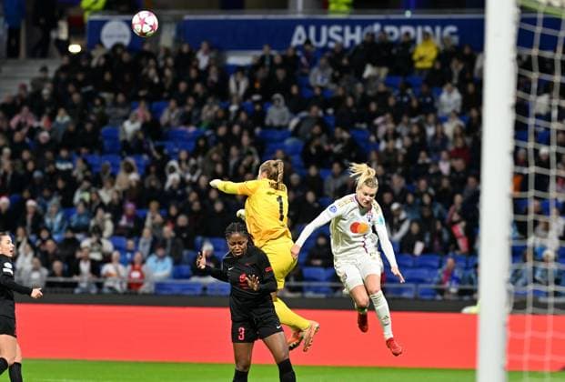 Ada Hegerberg (lyon) vs Aurora Mikalsen (brann) FOOTBALL: Olympique Lyonnais FÂŽminines vs SK Brann - Ligue des Champions FÂŽminine - 13 12 2023 FredericChambert Panoramic 