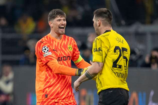 Soccer Champions League Matchday 6 Borussia Dortmund Paris St Germain on 13 12 2023 at Signal Iduna Park Dortmund goalkeeper Gregor Kobel laughs with Dortmunds Niklas Süle IMPORTANT NOTE In accordance with UEFA regulations, it is prohibited to use or have used photographs taken in the stadium and or of the match in the form of sequential images and or video-like photo series Copyright: xKirchner DavidxInderliedx