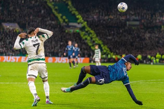 Celtic v Feyenoord Champions League 13 12 2023. Igor Paixão of Feyenoord goes over following a challenge from Luis Palma of Celtic FC during the Champions League Matchday 6, Celtic FC vs Feyenoord, Celtic Park, Parkhead, Glasgow, 13 12 2023. Editorial use only , Copyright: xColinxPoultneyx PSI-18592-0029