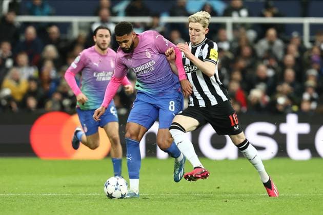 Newcastle United v AC Milan Champions League 13-12-2023. Newcastle™s Anthony Gordon (8) and Ruben Loftus-Cheek (8) of AC Milan during the Champions League match between Newcastle United and AC Milan at St. James s Park, Newcastle, England on 13 December 2023. Newcastle St. James s Park Tyne and Wear England Editorial use only , Copyright: xStephenxDobsonx PSI-18596-0041