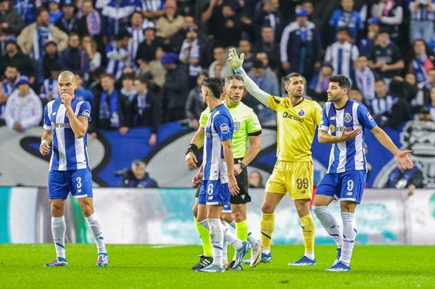 Uefa Champions League, FC Porto vs Shakhtar Donetsk , round 6 of 6 Porto, Portugal, December, 13th, 2023,Uefa Champions League, FC Porto vs Shakhtar Donetsk , round 6 of 6 at the Estadio do Dragao, the referee is complicating the game, photography by @guelbergoes Porto Portugal