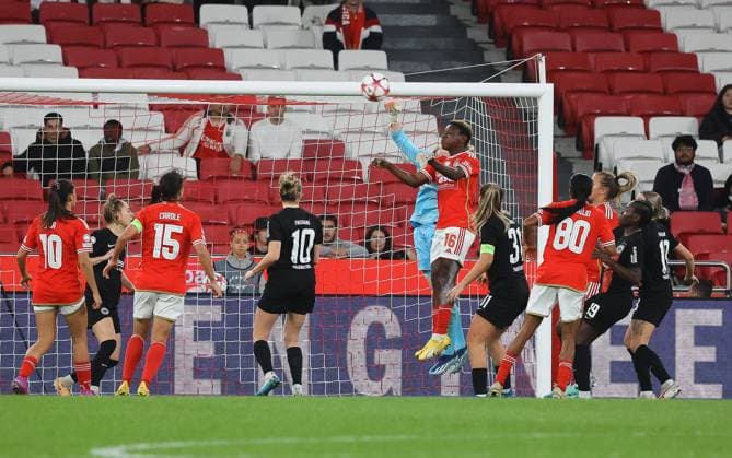 Sophia Johannes Eintracht Frankfurt 1 took center stage more than once, Benfica Lisbon vs Eintracht Frankfurt, 2023 24 season, Football, UEFA Womens Champions League, Group A, Matchday 3, 13 12 2023, Benfica Lisbon vs Eintracht Frankfurt, 2023 24 season, Football, UEFA Womens Champions League, Group A, Group stage, Matchday 3, 13 12 2023, Lisbon Copyright: xJoergxNiebergall Eibner-Pressefox EP_JNL