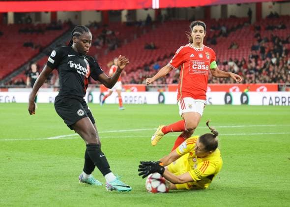 Nicole Anyomi Eintracht Frankfurt 19 , Lena Pauels Benfica Lisbon 1 , Benfica Lisbon vs Eintracht Frankfurt, Season 2023 24, Football, UEFA Womens Champions League, Group A, Matchday 3, 13 12 2023, Benfica Lisbon vs Eintracht Frankfurt, Season 2023 24, Football, UEFA Womens Champions League, Group A, Group stage, Matchday 3, 13 12 2023, Lisbon Copyright: xJoergxNiebergall Eibner-Pressefox EP_JNL