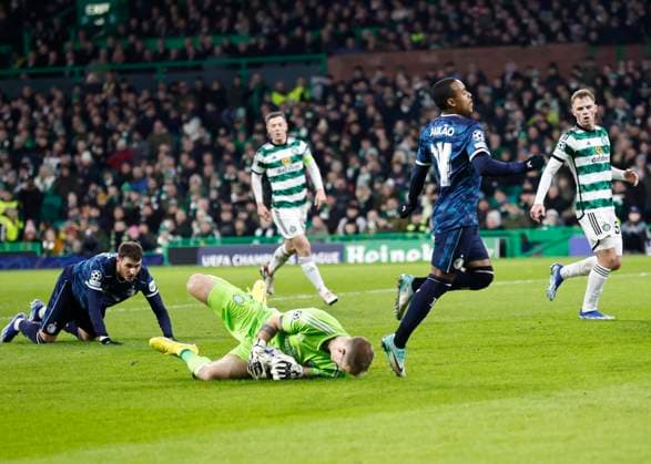 Celtic v Feyenoord Rotterdam UEFA Champions League Joe Hart of Celtic (second from left) blocks a shott from Igor Paix?o of Feyenoord Rotterdam (middle) during the UEFA Champions League Group E match at Celtic Park, Glasgow Copyright: xFredxPalmerx FIL-19372-0039 UK Newspapers OUT
