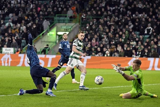 GLASGOW - (l-r) Lutsharel Geertruida of Feyenoord, Celtic goalkeeper Joe Hart during the UEFA Champions League Group E match between Celtic FC and Feyenoord at Celtic Park on December 13, 2023 in Glasgow, Scotland. ANP OLAF KRAAK Group E - UEFA Champions League 2023 2024 xVIxANPxSportx xxANPxIVx 486222406 originalFilename: 486222406.jpg
