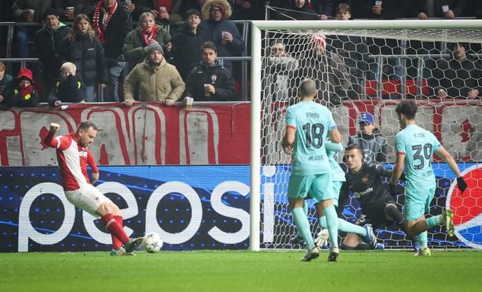 Antwerp s Vincent Janssen fights for the ball during a game between Belgian soccer team Royal Antwerp FC and Spanish club FC Barcelona, Barca in Antwerp, on Wednesday 13 December 2023, day six of the Champions League group stage, in group H. VIRGINIExLEFOUR  x82279370x