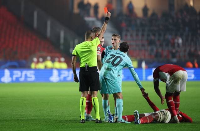Barcelona s Sergi Roberto receives a red card from the referee during a game between Belgian soccer team Royal Antwerp FC and Spanish club FC Barcelona, Barca in Antwerp, on Wednesday 13 December 2023, day six of the Champions League group stage, in group H. VIRGINIExLEFOUR  x82279392x