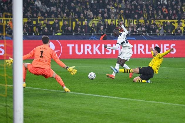 13 12 2023, Football, UCL, UEFA Champions League, Group stage, Matchday 6, Season 2023 2024, Borussia Dortmund Paris St Germain, Randal Kolo Muani Paris St Germain , Ramy Bensebaini Borussia Dortmund , Goalkeeper Gregor Kobel Borussia Dortmund xRHR PHOTO TKx Copyright: TeresaxKroeger RHR-FOTOx RHR-FOTO TK