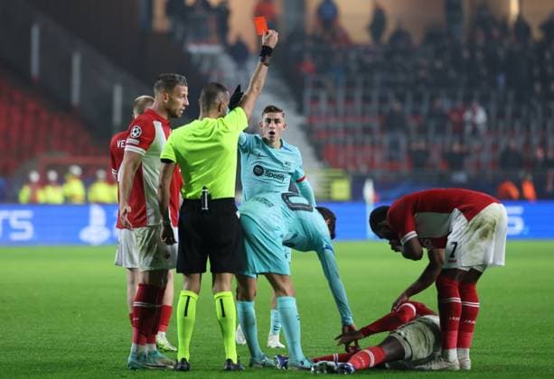 Barcelona s Sergi Roberto receives a red card from the referee during a game between Belgian soccer team Royal Antwerp FC and Spanish club FC Barcelona, Barca in Antwerp, on Wednesday 13 December 2023, day six of the Champions League group stage, in group H. VIRGINIExLEFOUR  x82279396x