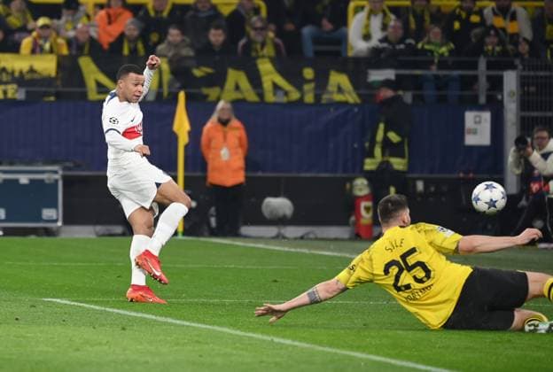 Niklas Süle Borussia Dortmund , Niklas Suele, right , saves against Kylian Mbappe Paris Saint Germain 13 12 2023, Football Champions League, Season 2023 2024, Preliminary round, Matchday 6, Borussia Dortmund Paris Saint Germain Dortmund Signal Iduna Park Nordrhein Westfalen Germany Team2