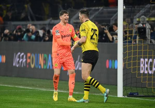 Goalkeeper Gregor Kobel Borussia Dortmund , Niklas Süle Borussia Dortmund , Niklas Suele, v li 13 12 2023, Football Champions League, Season 2023 2024, Preliminary round, Matchday 6, Borussia Dortmund Paris Saint Germain Dortmund Signal Iduna Park North Rhine-Westphalia Germany Team2