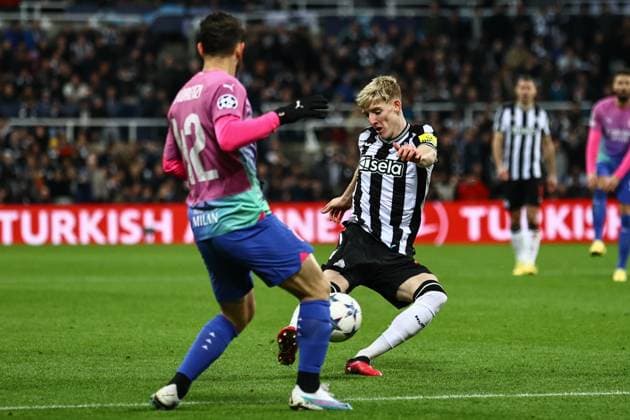 UEFA Champions League Newcastle United v AC Milan Anthony Gordon 10 of Newcastle United takes a shot on goal during the UEFA Champions League match Newcastle United vs AC Milan at St. James s Park, Newcastle, United Kingdom, 13th December 2023 (Photo by Mark Cosgrove News Images) Newcastle St. James s Park Tyne and Wear United Kingdom Copyright: xMarkxCosgrove NewsxImagesx