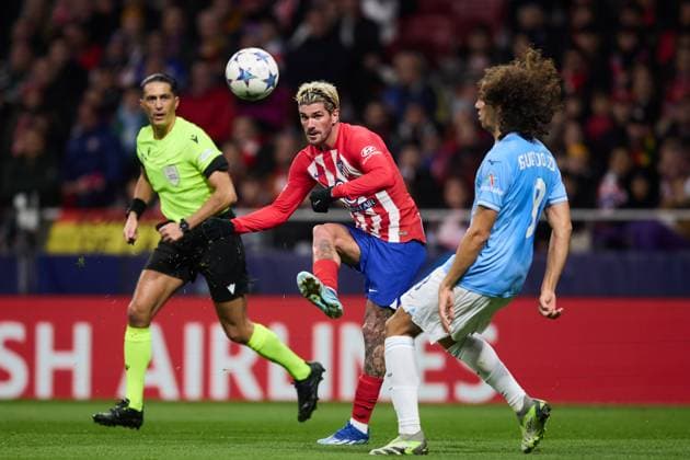 Rodrigo De Paul of Atletico de Madrid (C) kicks the ball during the UEFA Champions League match between Atletico Madrid v SS Lazio in Madrid, Spain, on December 13, 2023. FOOTBALL : Atletico Madrid vs SS Lazio - UEFA Ligue des Champions - 13 12 2023 AlvaroMedranda Panoramic 