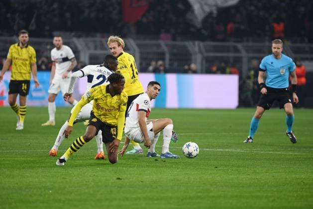 v re , Achraf Hakimi Paris Saint Germain , Julian Brandt Borussia Dortmund , Randal Kolo Muani Paris Saint Germain , Jamie Bynoe Gittens Borussia Dortmund 13 12 2023, Football Champions League, Season 2023 2024, Preliminary round, Matchday 6, Borussia Dortmund Paris Saint Germain Dortmund Signal Iduna Park North Rhine-Westphalia Germany Team2