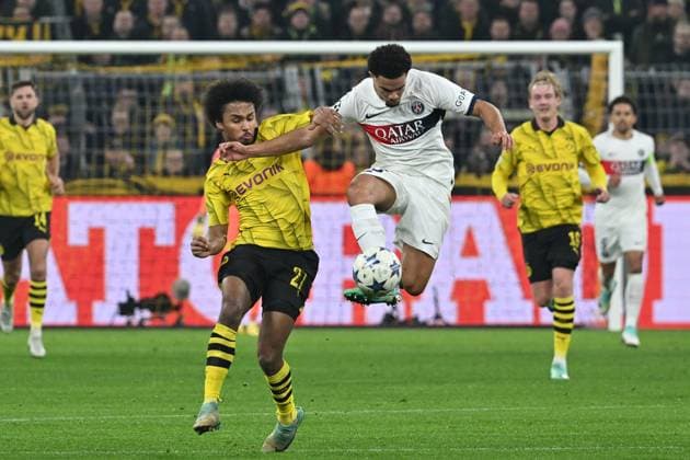 13 12 2023, xsltx, Football UEFA Champions League, Borussia Dortmund Paris St Germain PSG emspor, v l Karim Adeyemi Borussia Dortmund Waren Zaire Emery FC Paris Saint Germain Zweikampf, Aktion, action, battle for the ball DFL DFB REGULATIONS PROHIBIT ANY USE OF PHOTOGRAPHS as IMAGE SEQUENCES and or QUASI VIDEO Dortmund