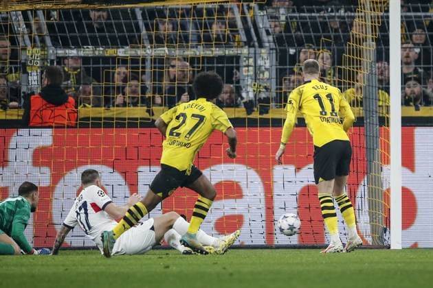 DORTMUND - (l-r) Paris Saint-Germain goalkeeper Gianluigi Donnarumma, Karim Adeyemi of Borussia Dortmund scores the 1-0 during the UEFA Champions League Group F match between Borussia Dortmund and Paris Saint-Germain at Signal Iduna Park on December 13, 2023 in Dortmund, Germany. ANP Hollandse Hoogte Bart Stoutjesdijk UEFA Champions League 2023 24 2023 2024 xVIxANPxSportx xBartxStoutjesdijkxIVx 486223324 originalFilename: 486223324.jpg