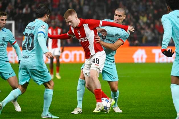 Royal Antwerp FC v FC Barcelona, Barca - UEFA Champions League DEURNE, BELGIUM - DECEMBER 13 : Vermeeren Arthur midfielder of Antwerp FC battles for the ball with Romeu Oriol midfielder of FC Barcelona during the UEFA Champions League group H match between Royal Antwerp FC and FC Barcelona on December 13, 2023 in Deurne, Belgium, 13 12 2023 Deurne Belgium  Copyright: xPeterxDexVoechtx