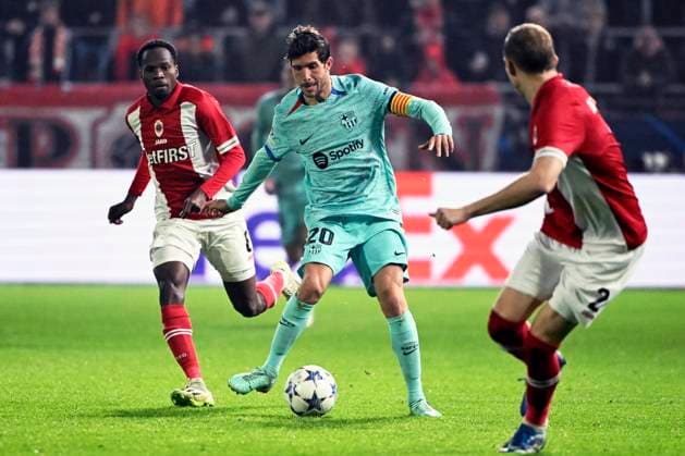 Royal Antwerp FC v FC Barcelona, Barca - UEFA Champions League DEURNE, BELGIUM - DECEMBER 13 : Roberto Sergi midfielder of FC Barcelona during the UEFA Champions League group H match between Royal Antwerp FC and FC Barcelona on December 13, 2023 in Deurne, Belgium, 13 12 2023 Deurne Belgium  Copyright: xVincentxKalutx