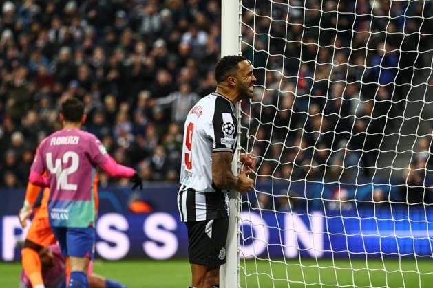 UEFA Champions League Newcastle United v AC Milan Callum Wilson 9 of Newcastle United reacts after Newcastle miss a chance on goal during the UEFA Champions League match Newcastle United vs AC Milan at St. James s Park, Newcastle, United Kingdom, 13th December 2023 (Photo by Mark Cosgrove News Images) Newcastle St. James s Park Tyne and Wear United Kingdom Copyright: xMarkxCosgrove NewsxImagesx