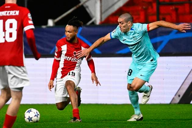 Royal Antwerp FC v FC Barcelona, Barca - UEFA Champions League DEURNE, BELGIUM - DECEMBER 13 : Ejuke Chidera midfielder of Antwerp FC battles for the ball with Romeu Oriol midfielder of FC Barcelona during the UEFA Champions League group H match between Royal Antwerp FC and FC Barcelona on December 13, 2023 in Deurne, Belgium, 13 12 2023 Deurne Belgium  Copyright: xPeterxDexVoechtx