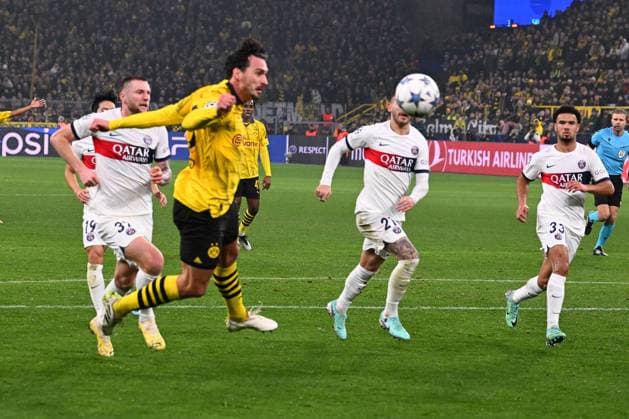 13 12 2023, xsltx, Football UEFA Champions League, Borussia Dortmund Paris St Germain PSG emspor, v l Mats Hummels Borussia Dortmund DFL DFB REGULATIONS PROHIBIT ANY USE OF PHOTOGRAPHS as IMAGE SEQUENCES and or QUASI VIDEO Dortmund