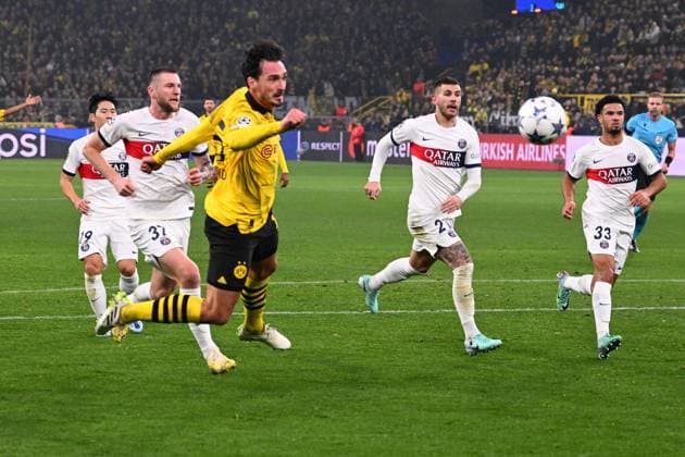 13 12 2023, xsltx, Football UEFA Champions League, Borussia Dortmund Paris St Germain PSG emspor, v l Mats Hummels Borussia Dortmund DFL DFB REGULATIONS PROHIBIT ANY USE OF PHOTOGRAPHS as IMAGE SEQUENCES and or QUASI VIDEO Dortmund