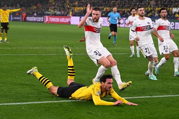 13 12 2023, xsltx, Football UEFA Champions League, Borussia Dortmund Paris St Germain PSG emspor, v l Mats Hummels Borussia Dortmund DFL DFB REGULATIONS PROHIBIT ANY USE OF PHOTOGRAPHS as IMAGE SEQUENCES and or QUASI VIDEO Dortmund
