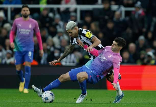 Newcastle United FC v AC Milan: Group F - UEFA Champions League 2023 24 Christian Pulisic of AC Milan and Bruno Guimaraes of Newcastle United challenge during the UEFA Champions League match between Newcastle United FC and AC Milan at St. James Park on December 13, 2023 in Newcastle upon Tyne, United Kingdom. Newcastle upon Tyne St. James Park England United Kingdom Copyright: xRichardxSellers Sportsphoto APLx 13964134