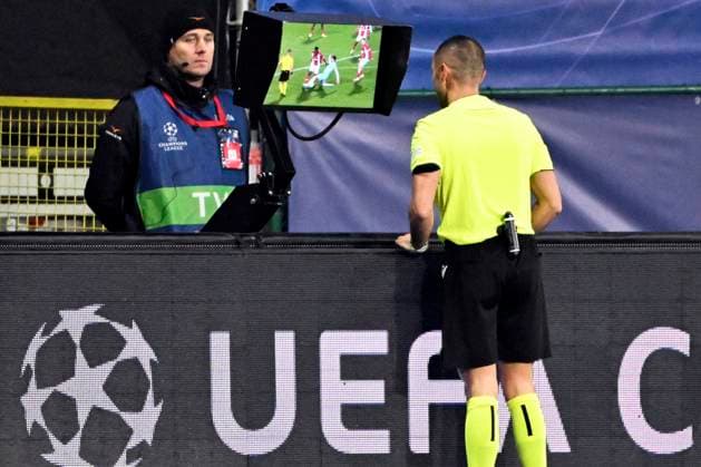 Royal Antwerp FC v FC Barcelona, Barca - UEFA Champions League DEURNE, BELGIUM - DECEMBER 13 : referee Marco Guida (ITA) looks at the VAR during the UEFA Champions League group H match between Royal Antwerp FC and FC Barcelona on December 13, 2023 in Deurne, Belgium, 13 12 2023 Deurne Belgium  Copyright: xVincentxKalutx