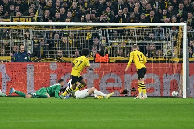 13 12 2023, xsltx, Football UEFA Champions League, Borussia Dortmund Paris St Germain PSG emspor, v l Karim Adeyemi Borussia Dortmund scores the goal to score the goal 1 0 Gianluigi Donnarumma FC Paris Saint Germain DFL DFB REGULATIONS PROHIBIT ANY USE OF PHOTOGRAPHS as IMAGE SEQUENCES and or QUASI VIDEO Dortmund
