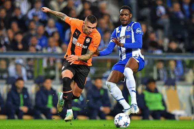 13th December 2023: EUFA Champions League football, FC Porto versus Shakhtar Donetsk: Zaidu Sanusi of Porto challenges Oleksandr Zubkov of Shakhtar Donetsk  ActionPlus12585508 DanielxCastro
