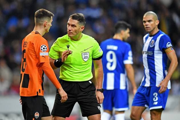 13th December 2023: EUFA Champions League football, FC Porto versus Shakhtar Donetsk: Referee Istvan Kovacs (ROU), speaks with Dmytro Kryskiv of Shakhtar Donetsk after contact  ActionPlus12585509 DanielxCastro