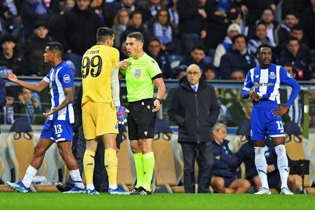 13th December 2023: EUFA Champions League football, FC Porto versus Shakhtar Donetsk: Referee Istvan Kovacs (ROU), speaks with Diogo Costa of Porto  ActionPlus12585514 DanielxCastro