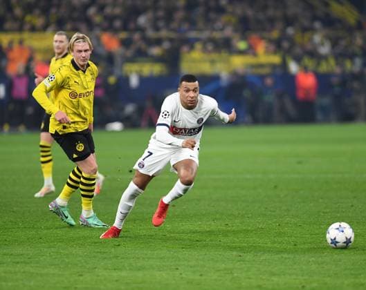 13 12 2023, Dortmund, Germany, Signal Iduna Park, Borussia Dortmund vs Paris Saint Germain UEFA Champions League 2023 2024 Group F, Julian Brandt Borussia Dortmund and Kylian Mbappe Paris Saint Germain in a duel Photo Ralf Treese Dortmund Signal Iduna Park North Rhine Westphalia Germany 521_BVBPSG20231213_038 Treese-521